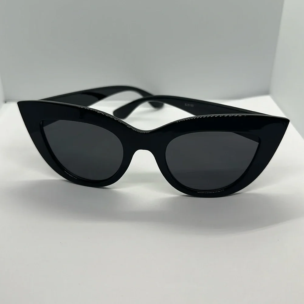 NWT Chic Black Cat Eye Sunglasses - UVProtection - Vintage Inspired Glamour